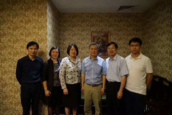 E:\2015年6月2日海丝中心北京核心协同单位建设工作会议\比较好的照片\2015年6月2日与世经所、商务部研究院合影.JPG