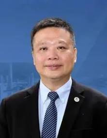 穿着西装的男人描述已自动生成