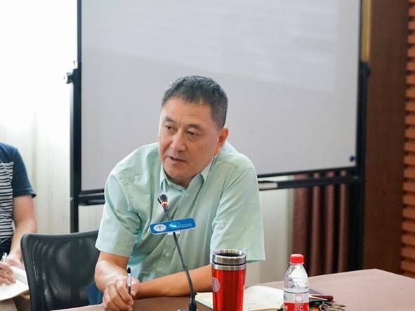 桌子前的男人中度可信度描述已自动生成